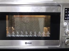 烤箱预热上火155度.下火160度.最底层烘烤30分钟