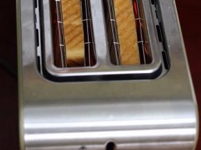 烘烤出炉后取出切片放东陵多士炉低火把面包片加烤让面包片有松脆的口感.