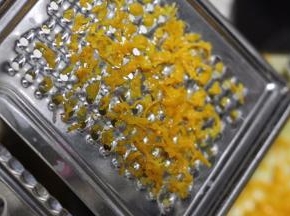 削出橙皮屑备用.