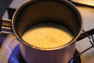 往小锅里加入鲜奶油煮沸后加入橙皮.挤入几滴的柠檬汁.