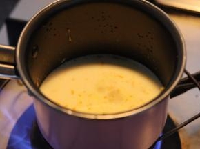 往小锅里加入鲜奶油煮沸后加入橙皮.挤入几滴的柠檬汁.