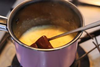 随之再加入黑巧克力,慢慢搅拌至巧克力融化.