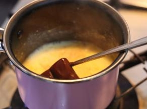 随之再加入黑巧克力,慢慢搅拌至巧克力融化.