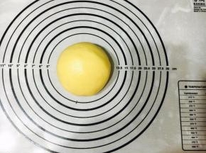 光滑不粘手的面团，装进保鲜盒，冷藏20分钟。