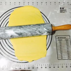 20分钟后取出擀成长方形厚薄均匀的片状，