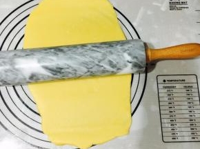 20分钟后取出擀成长方形厚薄均匀的片状，