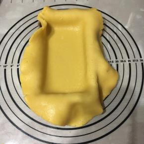 .整理好边角,覆盖在模具上！