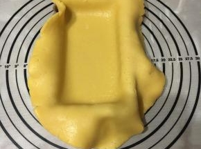 .整理好边角,覆盖在模具上！