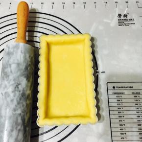 光滑整洁，多余的面皮可以用来做派塔上的编织条，也可以用来做饼干一起烘烤。