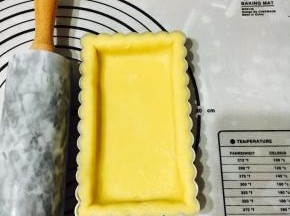 光滑整洁，多余的面皮可以用来做派塔上的编织条，也可以用来做饼干一起烘烤。