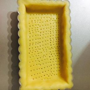 .底部用叉子戳上小孔，为了不上派皮在烤制的时候鼓起，别太用力，戳穿了就悲剧了…