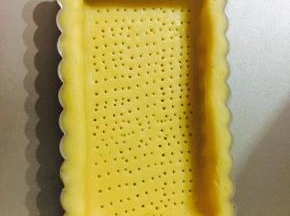 .底部用叉子戳上小孔，为了不上派皮在烤制的时候鼓起，别太用力，戳穿了就悲剧了…