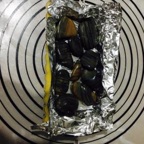 .底部用叉子戳上小孔，为了不上派皮在烤制的时候鼓起，别太用力，戳穿了就悲剧了…