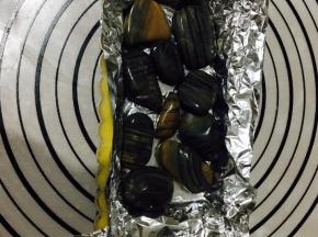 .底部用叉子戳上小孔，为了不上派皮在烤制的时候鼓起，别太用力，戳穿了就悲剧了…