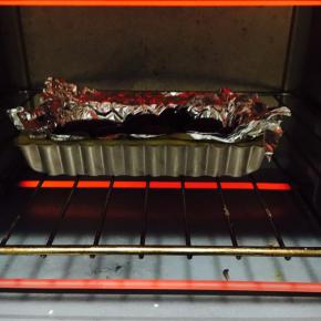 .底部用叉子戳上小孔，为了不上派皮在烤制的时候鼓起，别太用力，戳穿了就悲剧了…