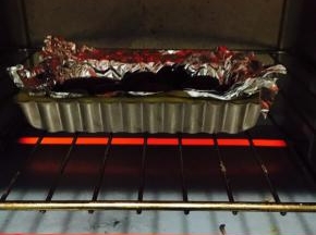 .底部用叉子戳上小孔，为了不上派皮在烤制的时候鼓起，别太用力，戳穿了就悲剧了…