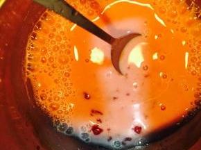 将其小火边搅拌加热煮沸关火！