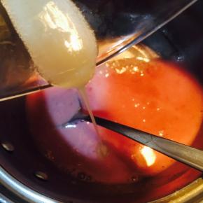 待凉至温热时加入和隔水融化的吉利丁片液体，搅拌均匀！