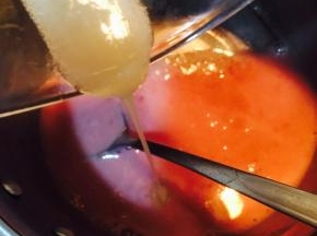 待凉至温热时加入和隔水融化的吉利丁片液体，搅拌均匀！