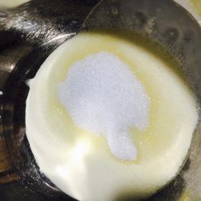 .淡奶油加砂糖，电动搅打。
