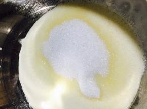 .淡奶油加砂糖，电动搅打。