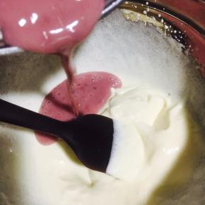 加入覆盆子果茸翻拌翻拌！拌均匀！