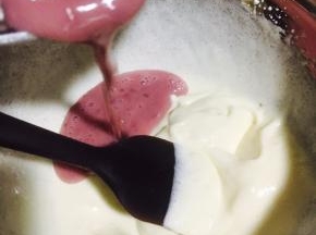 加入覆盆子果茸翻拌翻拌！拌均匀！