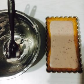 倒入凉透的派皮里！放去冰箱半小时待凝固些，再取出摆放水果，这样水果就不会沉到下面去，「正好满满一份派皮的量」