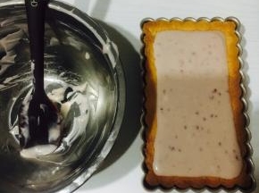 倒入凉透的派皮里！放去冰箱半小时待凝固些，再取出摆放水果，这样水果就不会沉到下面去，「正好满满一份派皮的量」