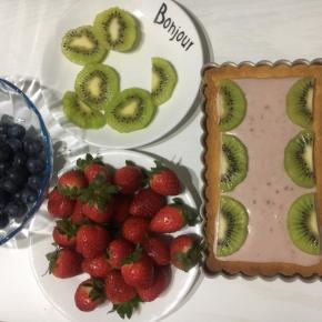 接下来就随意用水果凹照形吧！凹好后再放进冰箱，冷藏4小时左右「最好一晚」