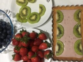 接下来就随意用水果凹照形吧！凹好后再放进冰箱，冷藏4小时左右「最好一晚」