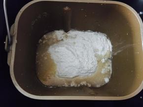 把所有材料放进面包桶，启动和面程序15分钟