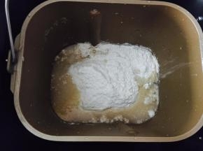 把所有材料放进面包桶，启动和面程序15分钟