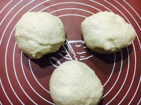 拍好气的面团分成三等份！