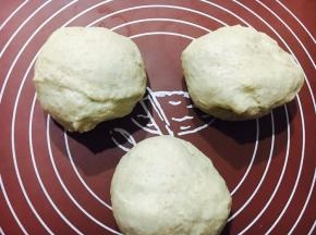 拍好气的面团分成三等份！