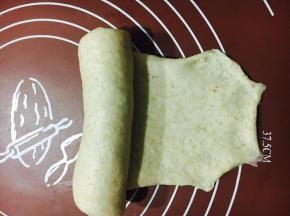 「也可以不刷，我只刷了一根，抹了酱滑溜，没那么好卷，要注意。」从一端向另一端卷起