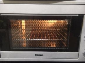 烤箱预热180度，中层，上下火30分钟，上色后覆盖锡纸。