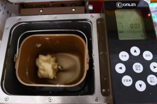 已上配方适用于一份学厨9寸不沾把食材一同倒进面包桶,启动和面程序10分钟,(高粉,盐,酵母.牛奶,黄油)披萨盘用量.