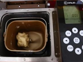 已上配方适用于一份学厨9寸不沾把食材一同倒进面包桶,启动和面程序10分钟,(高粉,盐,酵母.牛奶,黄油)披萨盘用量.