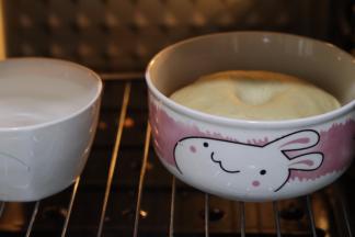 发酵至1.5倍大,戳洞不回缩.