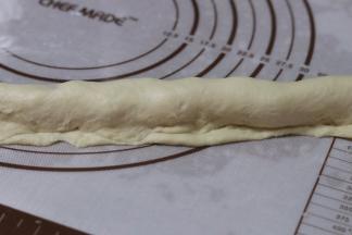 整理出多余的面团，包进火腿，切断！