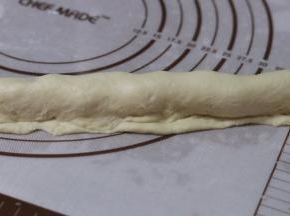 整理出多余的面团，包进火腿，切断！
