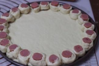 切成一段段沿围圈摆好，