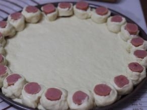 切成一段段沿围圈摆好，