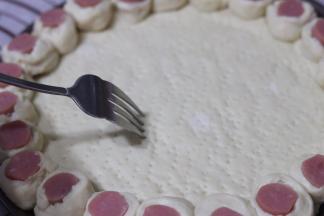 叉子在饼皮上戳出无数叉印，防止在烤制得时候隆起，不要戳穿喔，