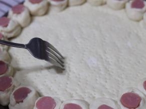 叉子在饼皮上戳出无数叉印，防止在烤制得时候隆起，不要戳穿喔，