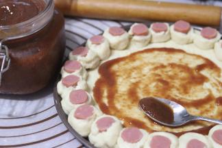 抹上一层樱桃酱「自制樱桃酱，也可以抹番茄酱，随自己喜欢」