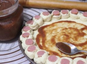 抹上一层樱桃酱「自制樱桃酱，也可以抹番茄酱，随自己喜欢」