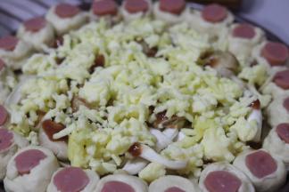 在撒一层马苏里拉奶酪，