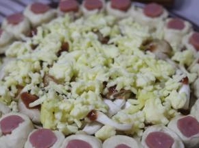 在撒一层马苏里拉奶酪，